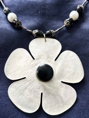 NECKLACE MOTHER OF PEARL FLOWER WITH WHITE STONE BEADS, BLACK GLASS BEADS &
